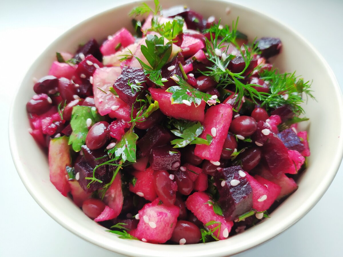 Постный салат из свеклы с фасолью и яблоком