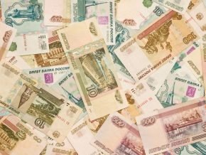   Самые редкие и дорогие купюры которые вы можете встретить в своих кошельках это экспериментальные 10, 50 и 100 рублевые банкноты с спецсериями.