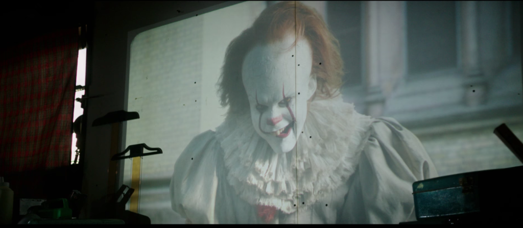 Кстати, не напоминает ли вам бугимен ещё кое-кого, способного пугать и воплощать самые жуткие страхи? (Кадр из фильма "Оно")