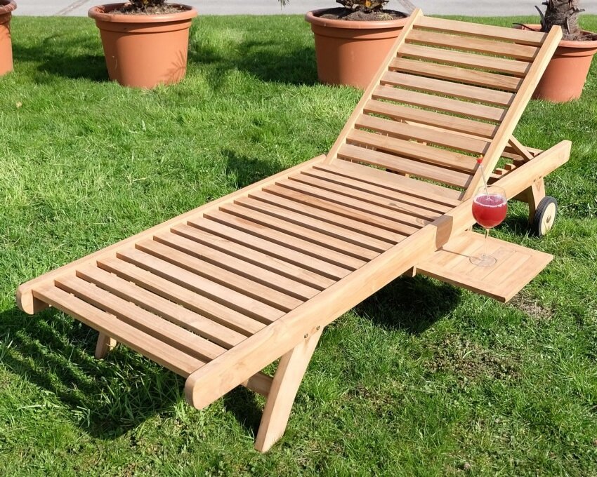Вот, например этот кресло-лежак, шезлонг, на фото. Выглядит, как магазинный, правда не так ли? На самом деле он сделан своими руками. Выглядит он очень престижно. Сделать его проще простого. 