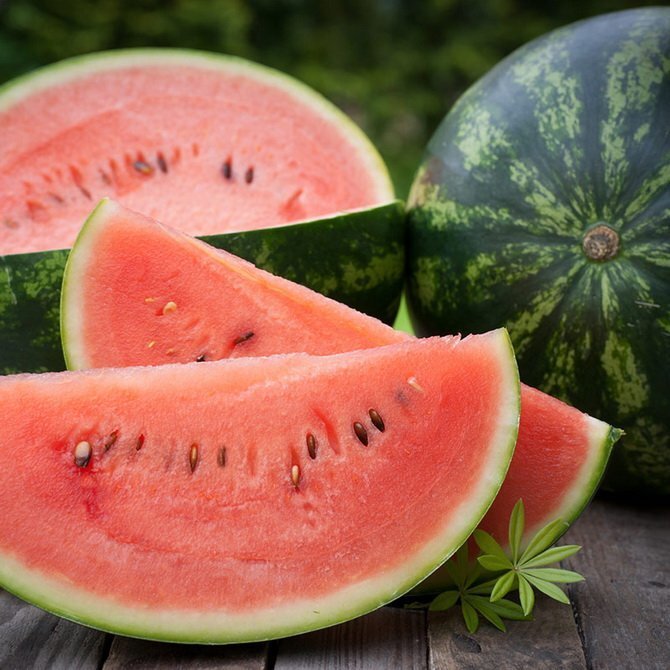 В арбузе присутствует множество витаминов и микроэлементов: А, С, Е, РР, В1, В2, В6, В9, калий, натрий, фосфор, железо, магний