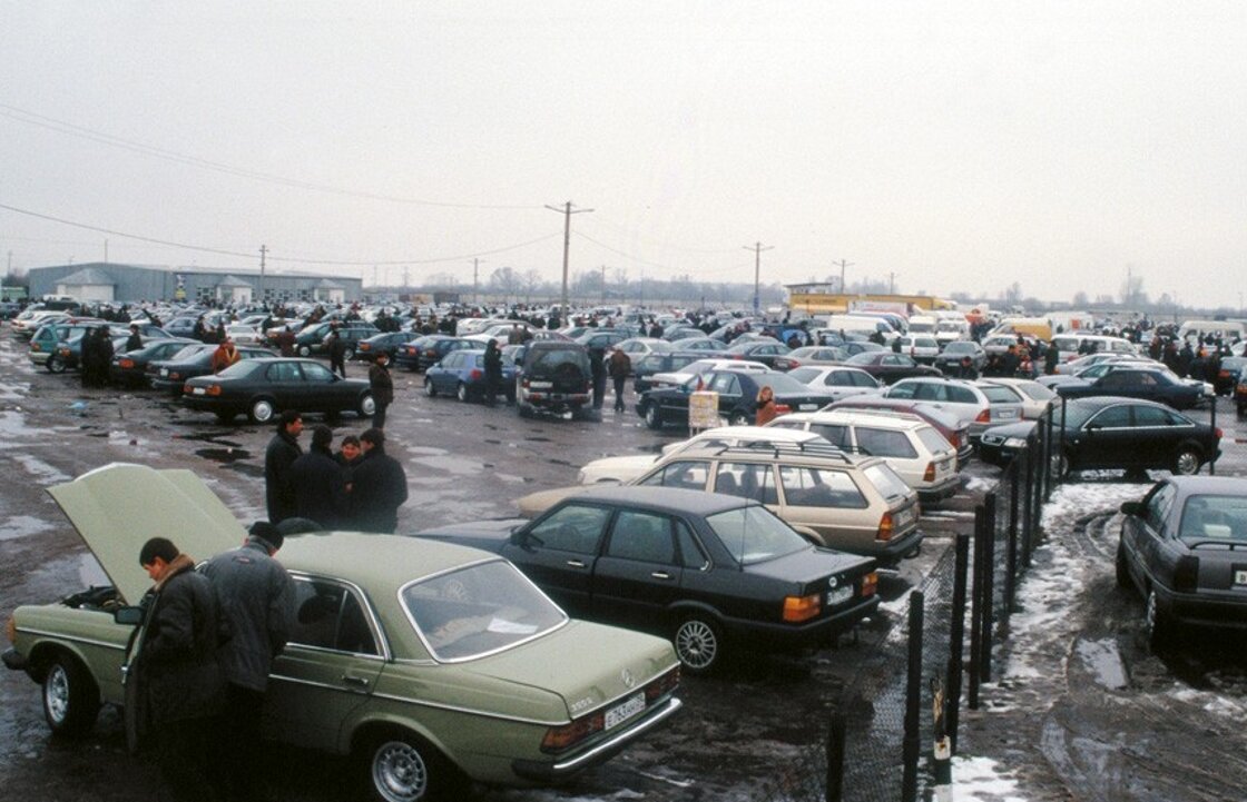 2000 год на продажу. Авторынок Владивостока в 90е. Южный порт авторынок 90х. Автомобильный рынок 90х Люберцы. Владивосток рынок в 90е.