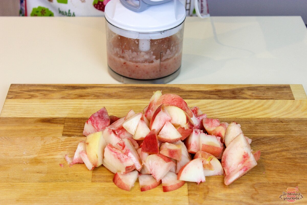 Персики помыть, почистить, убрать косточку, порезать на кусочки.  Персики измельчить в блендере.