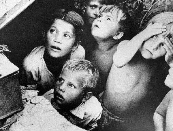 Дети во время бомбёжки под Минском. 24 июня 1941, Борис Ярославцев,  РИА Новости (commons.wikimedia.org, лицензия: https://creativecommons.org/licenses/by-sa/3.0/deed.ru, без изменений)