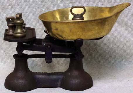 Классические весы предполагают наличие гирь. Правописание - авторское. 