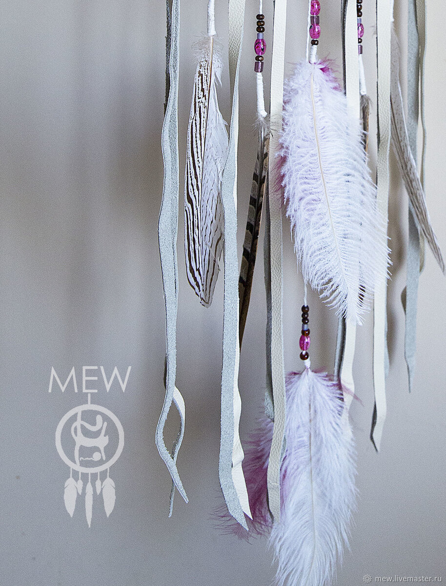 Сочетание перьев и кожи