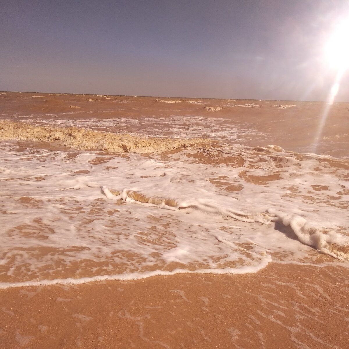 Райское место ( и не смущайтесь из-за цвета воды, это всё потому, что постоянные волны поднимают со дна ил, поэтому вода там цвета кофе с молоком)