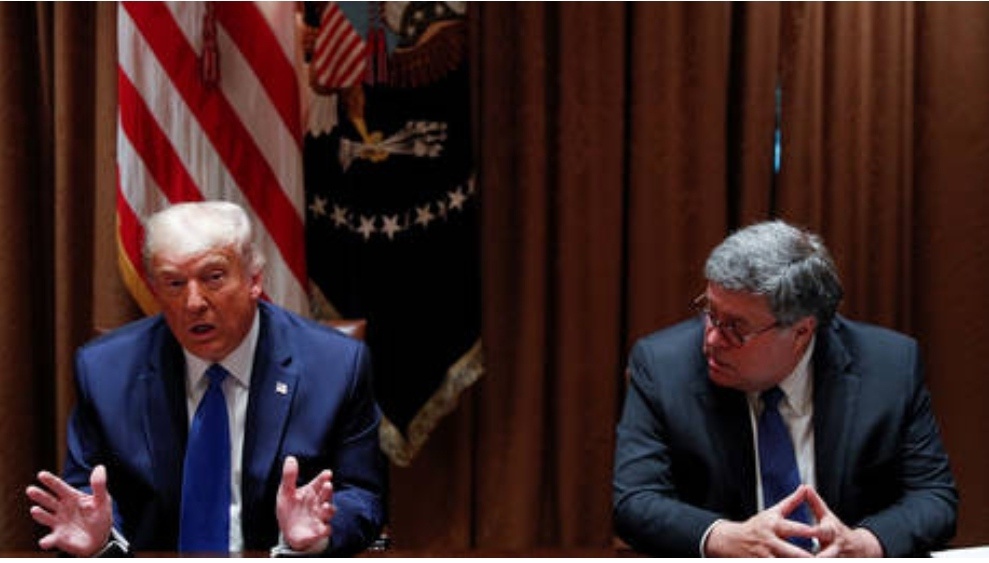 Президент США Дональд Трамп снова заявил, что хочет занять место в Верховном суде, освободившееся в результате смерти судьи Рут Бейдер Гинзбург, потому что высшему суду страны, возможно, придется разобраться с президентскими выборами. «Я думаю, что дело дойдет до Верховного суда.  И я думаю, что важно, чтобы у нас было девять судей », - сказал Трамп журналистам в среду на круглом столе с генеральными прокурорами штата в Белом доме. Отвечая на вопрос о времени подтверждения, он сказал, что «лучше, если вы придете до выборов» и что это будет «довольно быстро». Это перекликается с комментариями, сделанными Трампом накануне, назвав попытки демократов расширить голосование по почте «мошенничеством» и «мистификацией», добавив, что наличие полного состава Верховного суда было бы «очень важно» из-за этого. 87-летняя Гинзбург, известная ее поклонниками как RBG, скончалась в пятницу после нескольких месяцев борьбы с раком поджелудочной железы.  До выборов осталось меньше шести недель, и Трамп объявил, что объявит о ее замене в ближайшую субботу. Демократы выступают против любых выдвижений, утверждая, что отказ республиканцев рассмотреть кандидатуру президента Барака Обамы в 2016 году создал прецедент для выдвижения кандидатов в SCOTUS в год выборов.  Республиканцы возражали, что их отказ рассматривать Меррика Гарленда был другим, потому что Сенат и Белый дом не контролировались одной и той же партией, как сейчас. В итоге Трамп занял место, освободившееся в результате смерти консервативного судьи Антонина Скалии, Нилом Горсухом, добавив к нему судью Бретта Кавано в 2018 году после ухода на пенсию Энтони Кеннеди, голосующего за качели.  Хотя технически это дало бы суду консервативное большинство, Трамп не был доволен тенденцией председателя Верховного суда Джона Робертса неоднократно становиться на сторону более либеральных членов суда. Последний раз Верховный суд вынес решение по результатам президентских выборов в 2000 году, когда демократ Альберт Гор и республиканец Джордж Буш оспорили ряд дисквалифицированных голосов во Флориде.  Буш стал президентом в результате этого решения. Ссылаясь на пандемию коронавируса, демократы начали кампанию в ряде штатов США по расширению голосования по почте и ослаблению ограничений на то, какие бюллетени могут считаться действительными, а также крайних сроков их приема. Трамп указал на все это, чтобы утверждать, что демократы «настраивают его на хаос» и делают предстоящее голосование 3 ноября уязвимым для мошенничества.