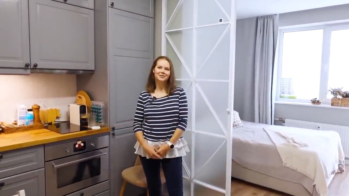 Хозяйка Яна на кухне в своей квартире-студии