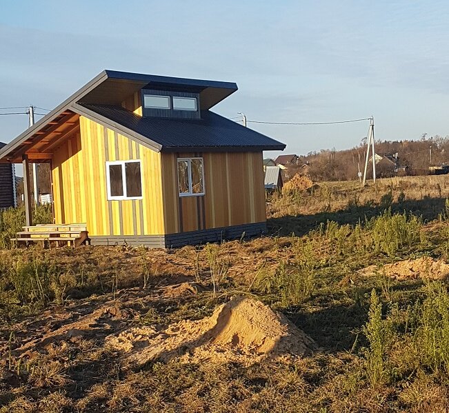 По дороге в деревню сфотографировала этот домик.