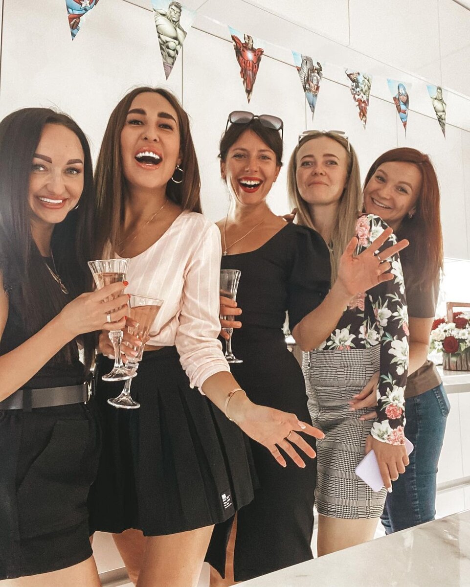 Кристина Аганесова - Руководитель группы практики международной защиты в ЕСПЧ "Институт УДО" со своими  подружками  