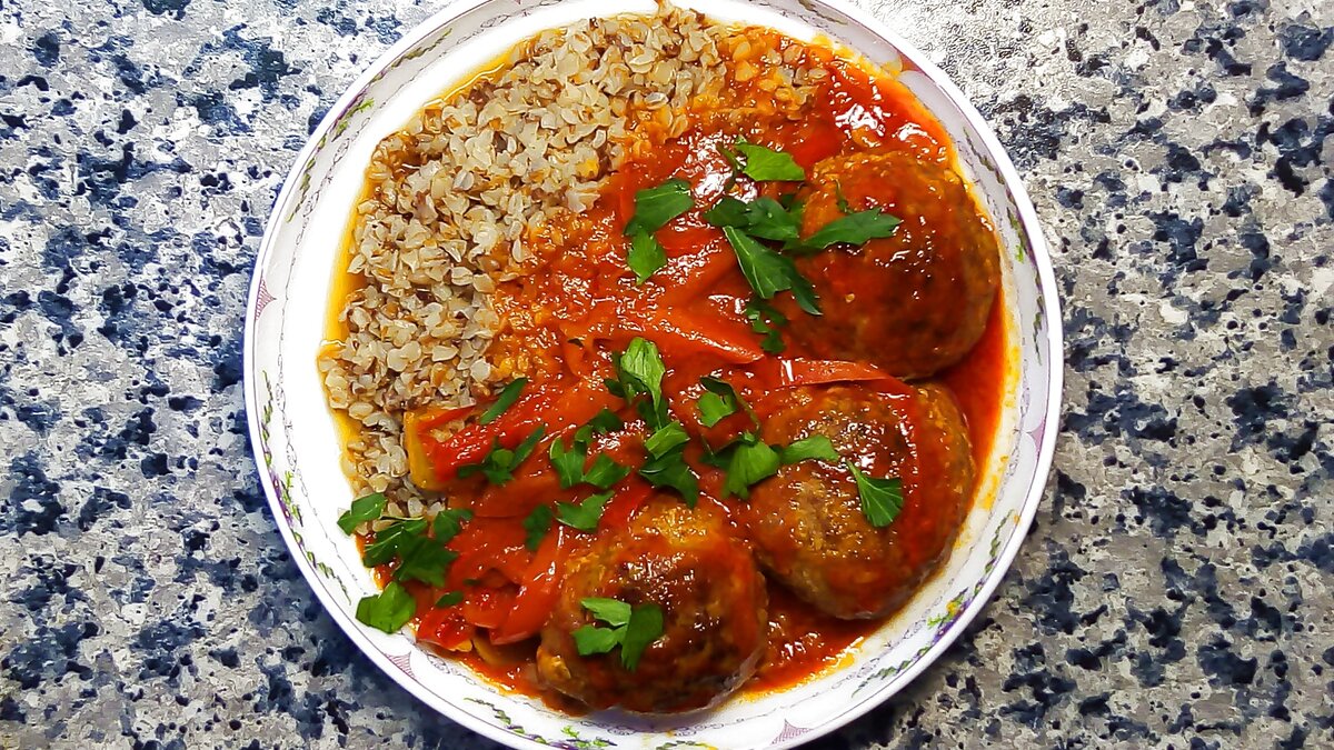 Тефтели в томатном соусе.  Очень вкусные и нежные мясные тефтели в густом томатном соусе с болгарским перцем. Прекрасное блюдо для семейного обеда или ужина.

Ингредиенты:
Тефтели:
фарш (говядина+курица) - 800 гр.
лук - 1-2 шт
черный перец, кориандр, паприка и соль по вкусу
масло растительное для жарки
Подливка:
томатный сок - 600 мл.
лук - 1 шт
болгарский перец - 3-4 шт
паприка острая, сахар и соль по вкусу
масло растительное для жарки
На гарнир гречка и зелень петрушки

1. В фарш добавить измельченный лук и специи, перемешать и сформировать тефтели. Убрать в холодильник.
2. В сковороде обжарить мелконарезанный лук и болгарский перец соломкой до мягкости. Переложить в отдельную посуду.
3. В эту же сковороду налить немного масла, обжарить в нем тефтели до румяной корочки. Переложить на тарелку.
4. В посуду с болгарским перцем сверху выложить обжаренные тефтели. Влить томатный сок (или томатную пасту с добавлением воды), добавить специи. После закипания убавить огонь на минимум и готовить 15-20 минут.
На гарнир отварить гречку, при подаче посыпать зеленью петрушки.

Рекомендую посмотреть:
КОТЛЕТЫ с подливкой как в СССР ►https://youtu.be/KaS26zTsJck
ГРЕЧАНИКИ с фаршем ►https://youtu.be/cs6fNohfK9M
Котлеты по-киевски ►https://youtu.be/mJ78FuKxf18