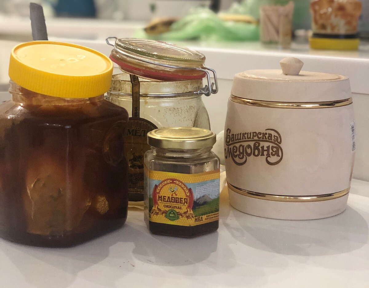 В нашем доме мёд это атрибут жизни и никогда не переводится. Только заканчивается одна банка тут же открывается другая.