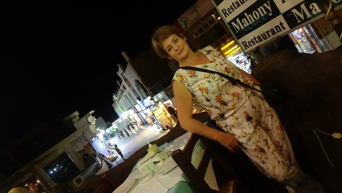 Наш вечер только начинается)  На фото справа от меня - настоящий кораблик, на палубе которого раньше во льду лежала свежая рыба. В нынешнюю эпоху ограничений всего и вся рыбы в кораблике нет) 