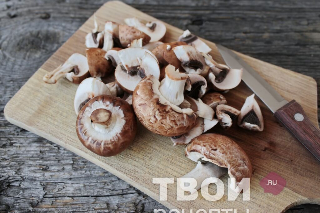 1 - Шампиньоны промыть, произвольно порезать.
