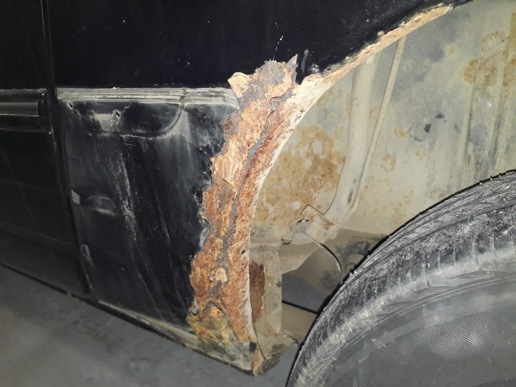 Сняли накладку крыла, а там вот какой сюрприз.