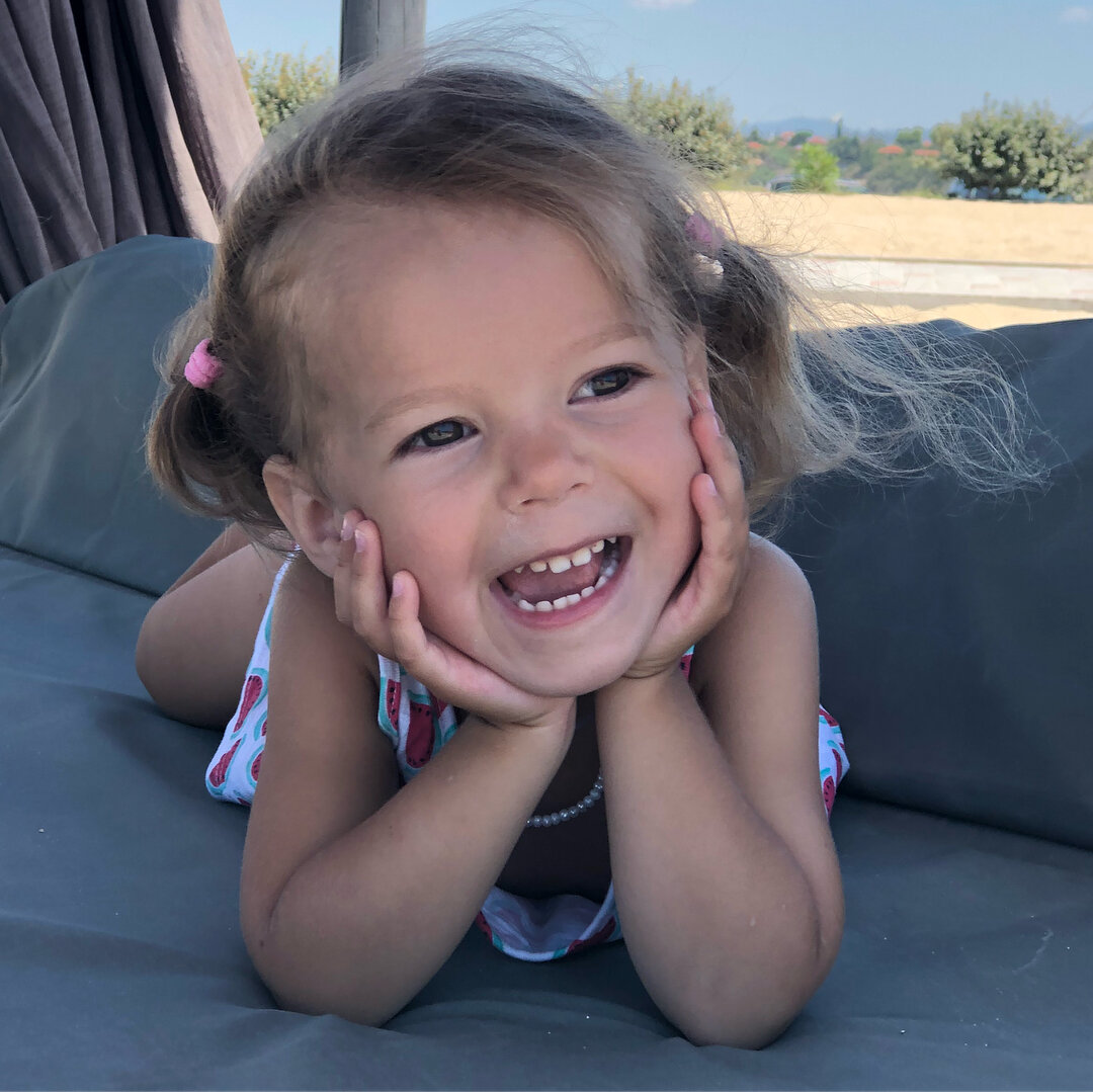 Довольная Ника научилась ходить на горшок.