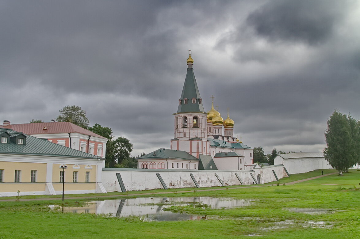 Валдайский Иверский монастырь надвратная Церковь