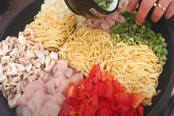 Отправляем на сковородку остальные продукты