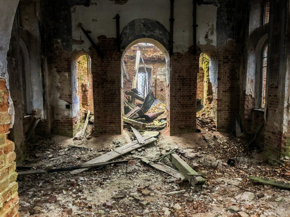 ОДнако крыша почти везде рухнула