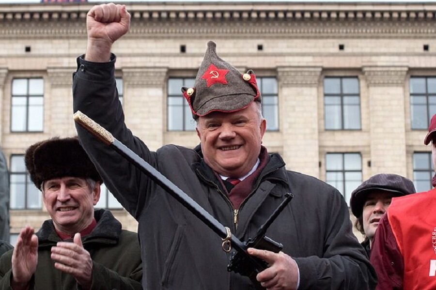 Не по Сеньке шапка! - в 1996 г. рейтинг Эльцина, как говорят математики, стремился к нулю (составлял чуть ли не 6%!!!), но сей пламенный трибун, что на фото, ухитрился проиграть даже при таком раскладе! 