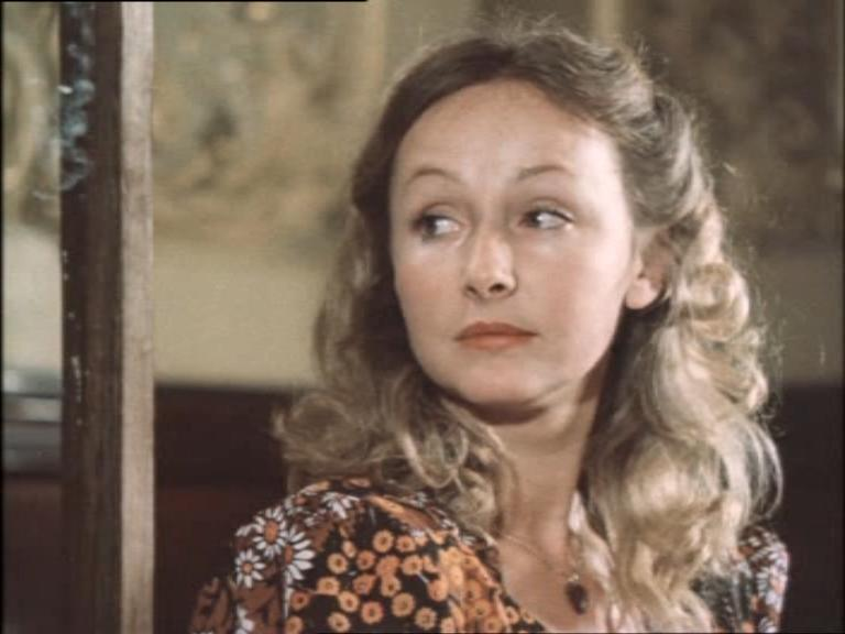 Наталья Петрова в фильме "Место встречи изменить нельзя."( 1979г), в роли официантки Марианны.  Фото с сайта kino-teatr.ru