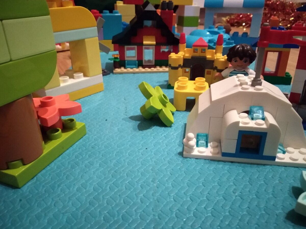 лего дупло коробка с кубиками и много-много кубиков просто лего