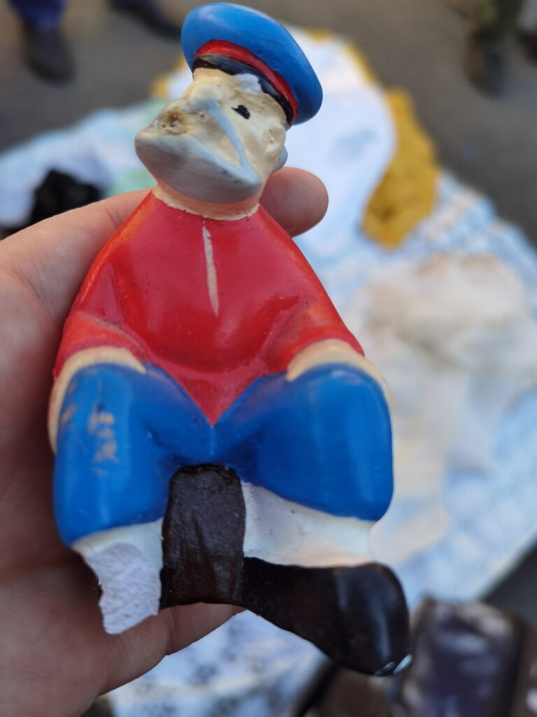 "Дед Щукарь на завалинке", гипс .