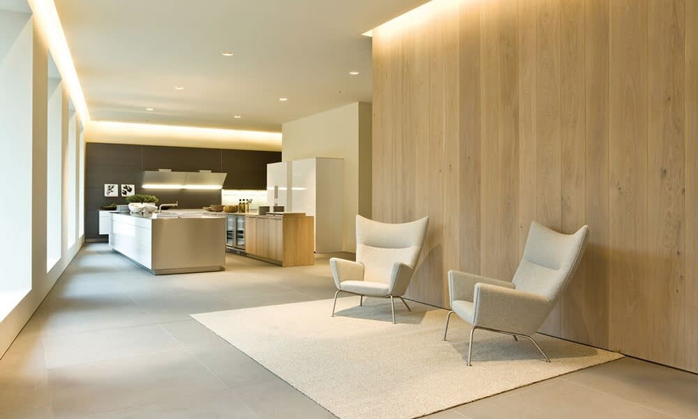 Интерьер кухни и коридора с отделкой из светлой древесины
