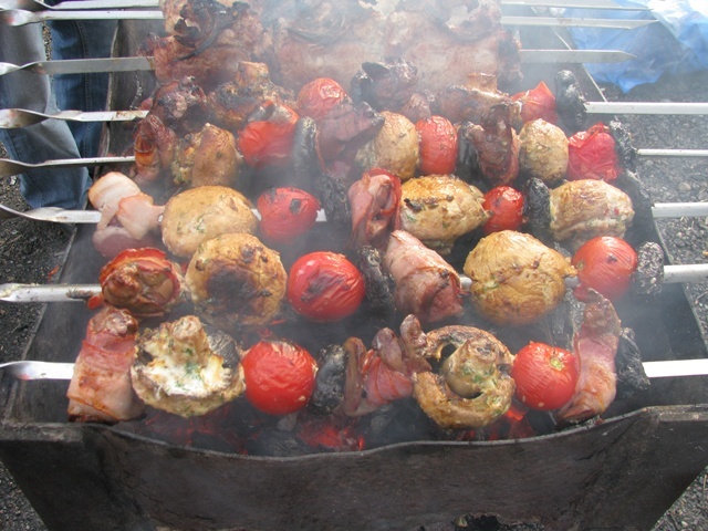 Топ-5 лучших рецептов шашлыка
7:39 05 июля 2019ПРОСТОЙ РЕЦЕПТ ШАШЛЫКАСпециально для тех у кого нет времени ждать, когда мясо для шашлыка промаринуется, предлагаю  вариант маринования шашлыка на скорую руку. Шашлык будет мариноваться в то время пока вы будете разжигать костер (готовить угли). Для этого  шашлыка нам потребуется:* 2 кг свинины (шея)
* 1 кг репчатого лука
* лавровый лист
* свежемолотый черный перец
* щепотка шафрана
* сольМясо в данном случае исключительно должно быть свежее. Его мы режем на порционные куски и укладываем в емкость где будет мариноваться наше мясо.ШАШЛЫК ИЗ СВИНИНЫ В БЕЛОМ ВИНЕ* 2 кг свиной шеи
* 4 репчатых лука
* 1,5 стакана белого сухого вина
* 1,5 стакана воды
* 3 ст. ложки растительного масла
* черный молотый перец
* лавровый лист
* черный перец горошком

Все делается очень просто. Мясо режем на порционные куски, лук нарезаем кольцами. Теперь берем кастрюлю, либо другую емкость, в которой будет мариноваться наше мясо. На дно укладываем первый слой мяса, перчим его, кладем лавровый лист, черный перец горошком и слой лука. Выкладываем еще слой мяса, так же перчим его, кладем лавровый лист, черный перец горошком и слой лука. Продолжаем пока не закончится мясо. Теперь добавляем растительное масло, вино и воду. Количество вина и воды может быть уменьшено либо увеличено в пропорции один к одному, исходя из условия чтобы мясо было немного покрыто жидкостью. Теперь необходимо будет время от времени перемешивать. А готовить шашлык будем завтра!И вот когда мясо у нас промариновалось, в мисочке надо растопить 50 гр. сливочного масла (на 4 шампура). Теперь нанизываем наше мясо на шампура и аккуратно ложкой поливаем мясо небольшим количеством растопленного сливочного масла.ШАШЛЫК В ЙОГУРТОВОМ МАРИНАДЕШашлык по этому рецепту получается просто отменный. Для его приготовления нам потребуется:* 2 кг свинины
* 1 стакан не сладкого йогурта
* 6 репчатых лучин
* 4 зубка чеснока
* 1 лимон
* щепотка шафрана
* черный молотый перец
* сольСвинину нарезаем на порционные куски. Щепотку шафрана предварительно замачиваем в столовой ложке теплой воды на 15 минут. Тем временем лук нарезаем кольцами. Чеснок следует очень мелко порубить. Теперь берем емкость для маринования нашего мяса и укладываем на дно куски свинины, перчим, солим его по вкусу, посыпаем немного чесноком и укладываем слой порезанного лука. Так продолжаем пока не закончится мясо. Теперь заливаем все это йогуртом, добавляем воду с шафраном и сок одного лимона. Оставляем в таком состоянии на пару часов, затем перемешиваем и оставляем еще часов на 6 мариноваться.МЯСО В СЛИВКАХДумаю не многие делали шашлык из свинины маринованный в сливках. Но исправить это никогда не поздно. Что бы приготовить шашлык нам нужно взять:* 2 кг свинины
* 5 репчатых лучин
* 7 спелых и сочных помидор или 1 стакан томатного морса
* 1 стакан сливок
* лавровый лист
* черный молотый перец
* сольМясо свинины режем на порционыые кусочки и тут же натираем его черным молотым перцем. Репчатый лук и помидоры нарезаем кольцами. Все это укладываем слоями в кастрюлю, не забываем про лавровый лист между слоями. Заливаем сливками, в случае если не было помидор, то вливаем томатный морс. Ставим все это под гнет на несколько часов.Готовим костер, мясо нанизаем на шампура, перед этим не забыв посолить его по вкусу. Мясо можно нанизать вперемешку с луком и помидорами.Жарим шашлык на углях порядка 15 минут. Приятного поедания шашлыка из свинины в сливках и томате.ШАШЛЫК В МИНЕРАЛКЕКак-то делал шашлык из свинины маринованой в минеральной воде. Откуда у меня этот рецепт шалыка не помню, но получился очень вкуснй шашлык. Для его приготовления нам потребуется:* 2 кг свиного мяса (шея, отбивная)
* минеральная вода
* 4 репчатых лучин
* черный молотый перец
* молотый кориандр
* сольМясо свинины нарезаем на порционные куски, лук режем полукольцами. Свинину перчим и посыпаем молотым кориандром. Дальше укладываем мясо вместе с луком в кастрюлю и заливаем минеральной водой, чтобы минералка покрыла мясо. Ставим наше мясо под гнет и оставляем на 4 часа. Затем солим по вкусу, нанизываем на шапмура и жарим на углях.Приятного шашлыкопоедания!