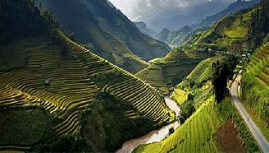 В глубоком ущелье несёт свои тёмные воды наша местная речка