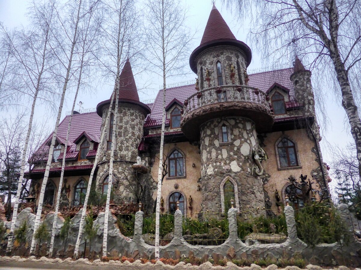 Фотофакт: гродненский «Замок Дракулы» — один из самых высоких коттеджей в Беларуси