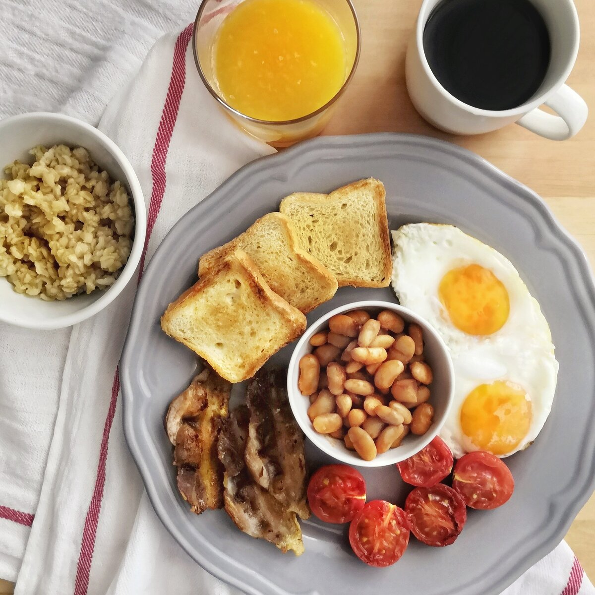 Переводчик breakfast. Английский завтрак. Британский завтрак. Сытный английский завтрак. Завтрак англичанина.