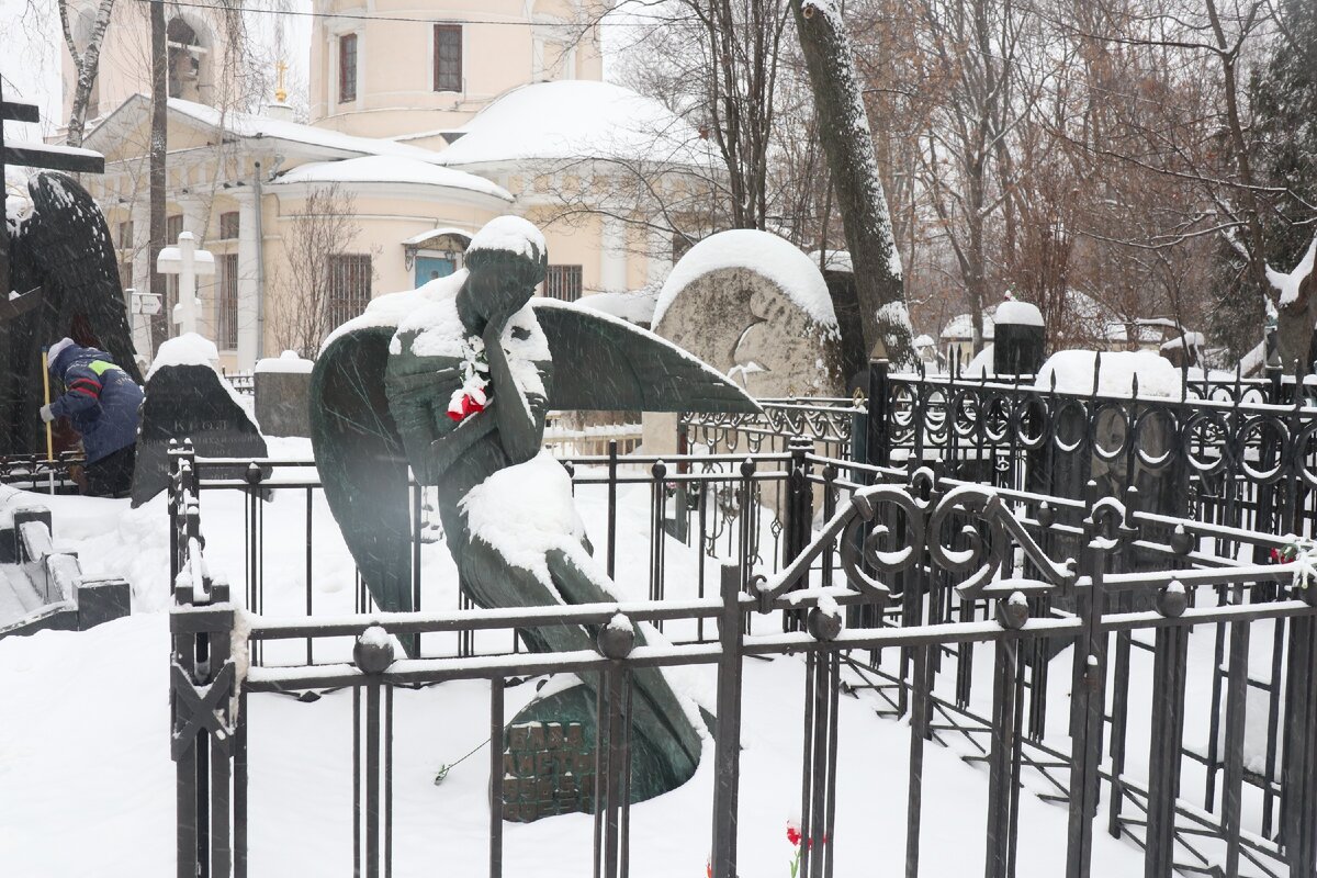 Экскурсия на ваганьковское кладбище в москве. Осквернение могилы Высоцкого на Ваганьковском кладбище 2022. Осквернение могилы Высоцкого на Ваганьковском кладбище 2022 год. Ваганьковское кладбище Прохоровы. Осквернение могилы Высоцкого на Ваганьковском кладбище 2022г.