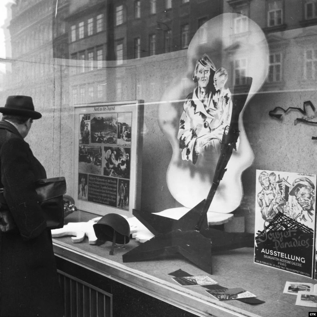 Справа афиша выставки. Советская каска 1940 г. и винтовка Мосина