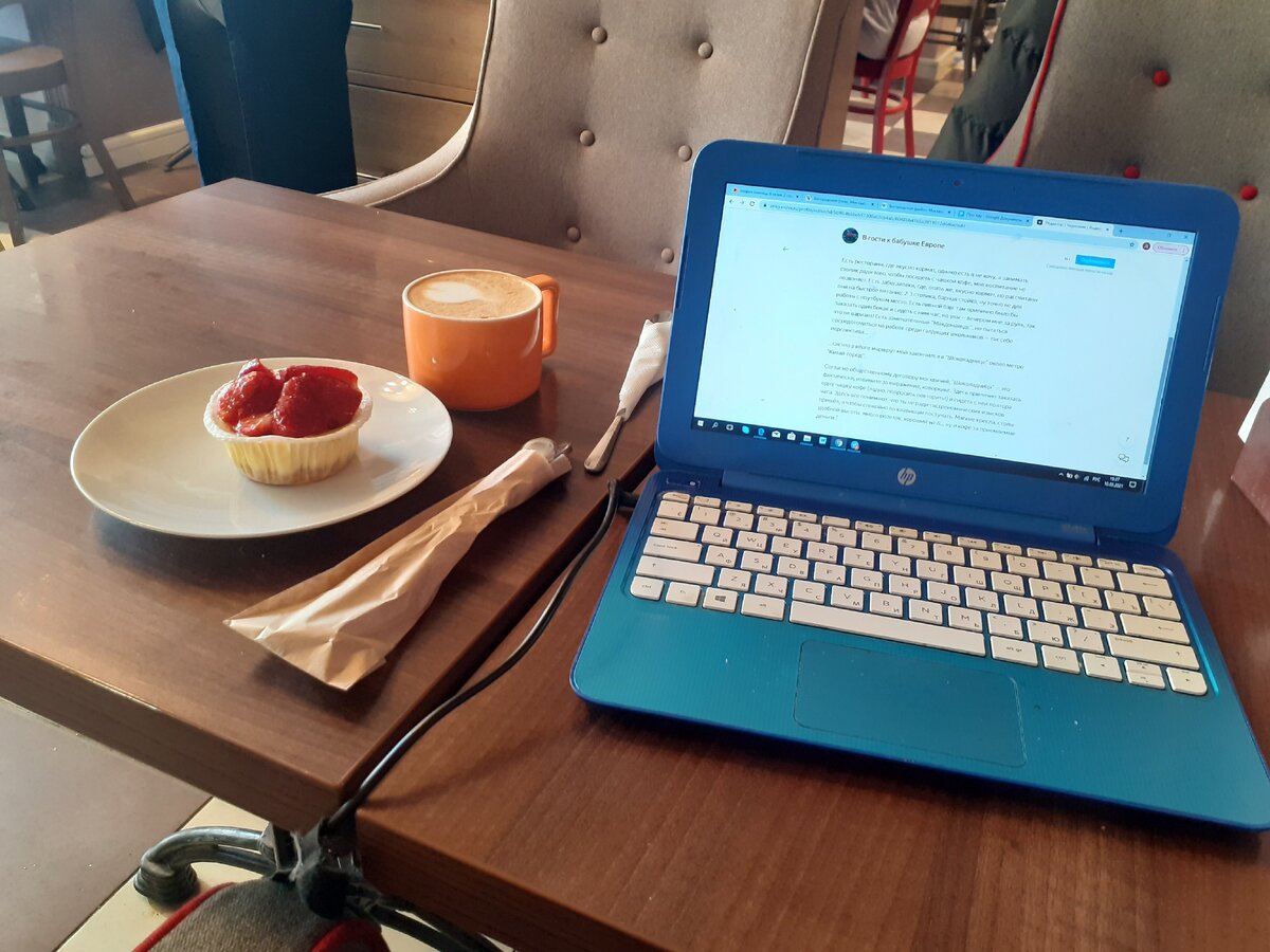 Главное, что мне (и многим другим москвичам) нужно в "Шоколаднице" -- это розетка для ноутбука и устойчивый Интернет. 