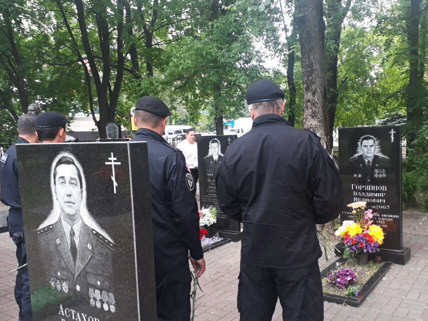 7 июня, в день гибели бойца ОМОН старшего прапорщика милиции Владимира Горяйнова, сотрудники отряда мобильного особого назначения Управления Росгвардии по Курской области почтили память коллеги, погибшего при исполнении служебного долга. На Мемориальном комплексе «Памяти павших в Великой Отечественной войне 1941-1945 годов», где захоронен старший прапорщик Владимир Горяйнов, командир отряда полковник полиции Илья Архипов, вместе с личным составом, матерью, вдовой и детьми погибшего возложили цветы к его могиле и почтили память погибшего минутой молчания.
📌Справочно:
Сотрудник ОМОН старший прапорщик милиции Владимир Горяйнов погиб в 2003 году при выполнении боевого задания по инженерной разведке. Он подорвался на мощном взрывном устройстве, заложенном боевиками.
За мужество и отвагу Владимира Горяйнова наградили орденом «Мужества» (посмертно).