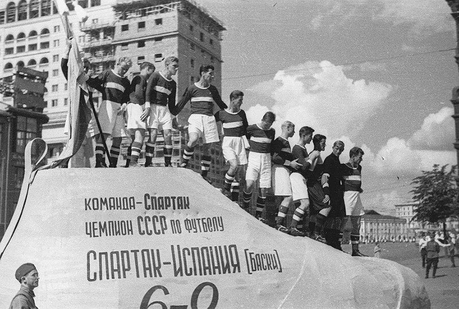 Ссср 1937. Парад физкультурников 1936 Спартак. Парад физкультурников 1937 года. Парад физкультурников на красной площади 1937. Футбольный матч на красной площади 1936 год.