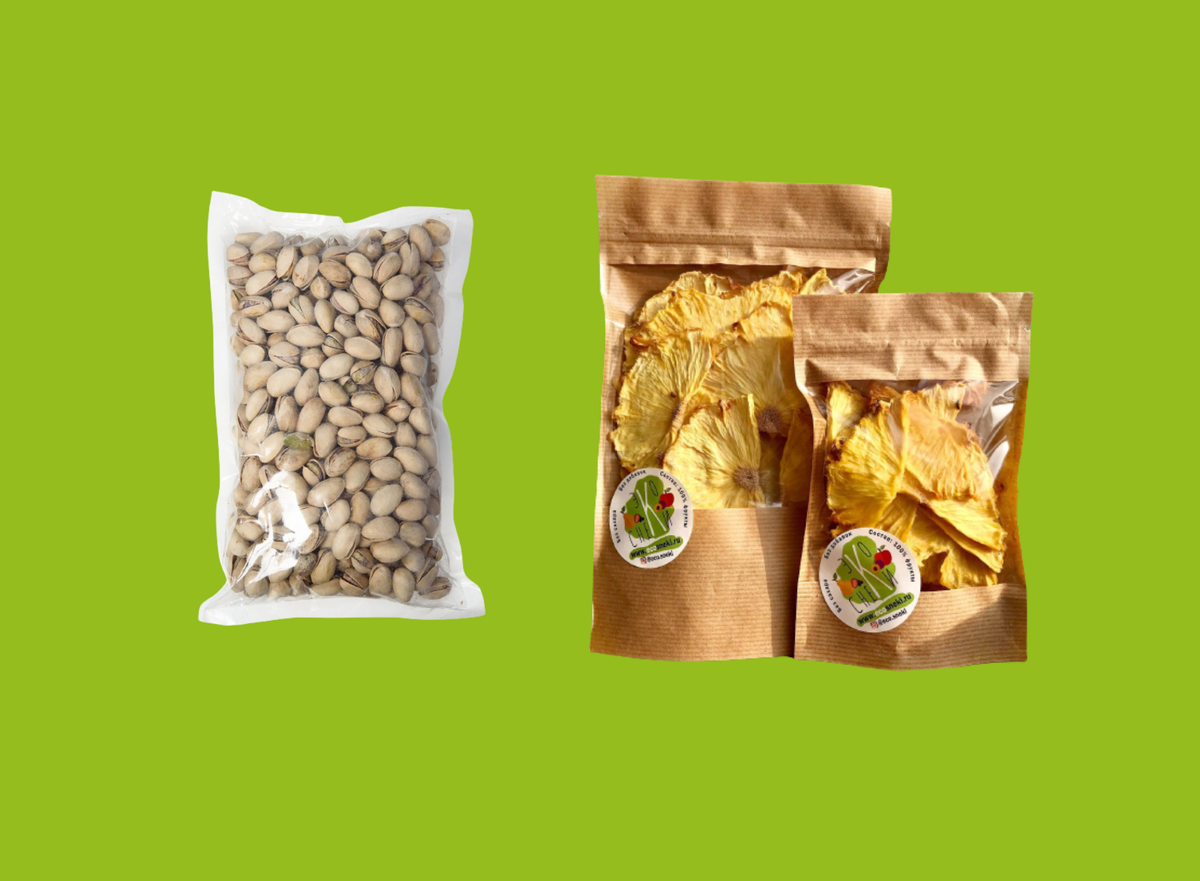 Пусть "крафтовая" бумага не вводит вас в заблуждение! Композитная упаковка (состоящая из нескольких материалов) не перерабатывается,  уж лучше "чистый" пластик. Тем более целлюлозная промышленность очень токсична и требует вырубки деревьев. Так что Грета бы выбрала фисташки. Хотя наверняка она покупает товары на вес в свои мешочки.