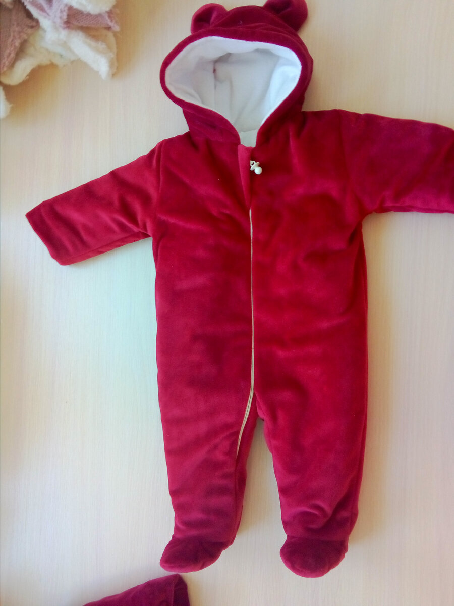 Такую красоту я шила на работе до рождения дочки. После этого загорелась своим брендом детской одежды. Естественно, дочке сшила такой, только нежно-розовый