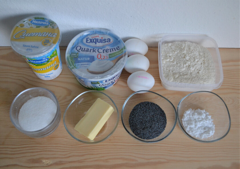 Понадобится:
Сметана - 200 г
Яйца - 3 шт.
Мягкий творог - 100 г
Мак - 4 ст.л.
Крахмал (лучше кукурузный) - 4 ч.л.
Мука - 240 г (2 неполных стакана)
Сливочное масло - 70 г
Сахар - по вкусу