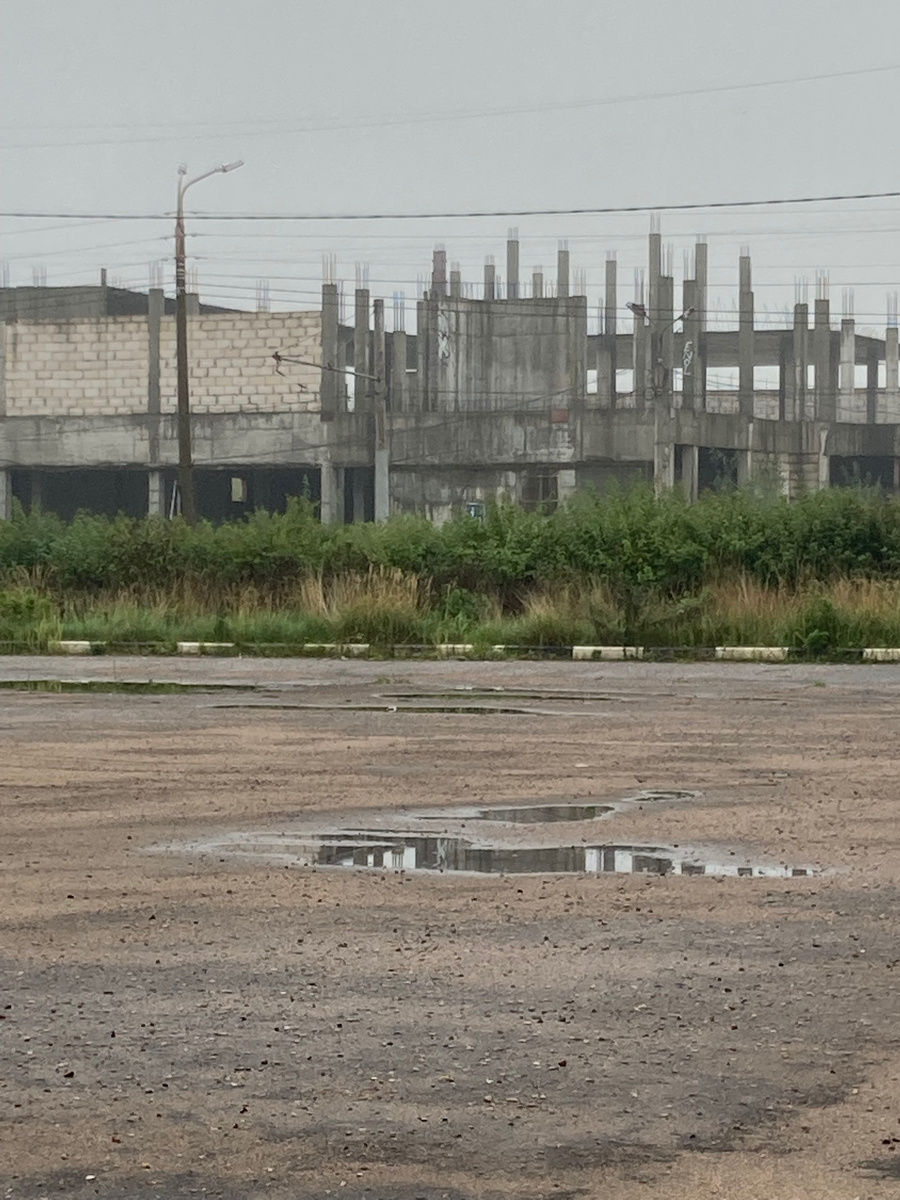 Памятник уворованным у граждан денег. Авторское фото.