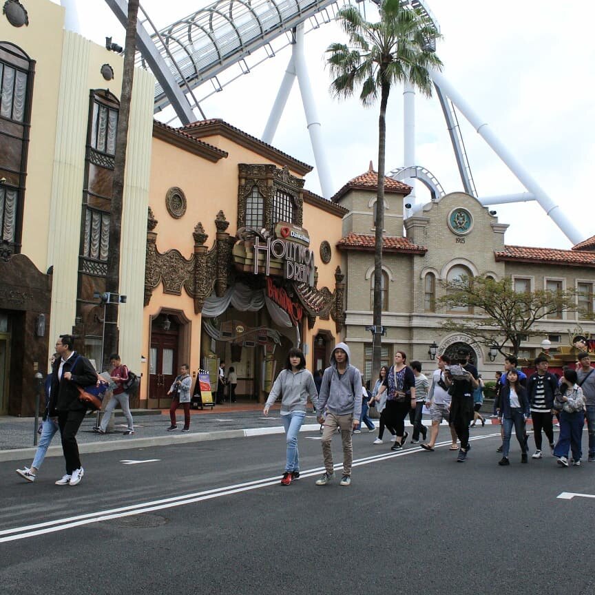 Японцы вперемешку с гайдзинами в парке Universal Studio в Осаке