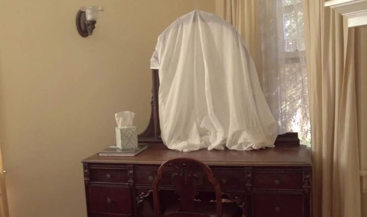 Единого мнения какого цвета должна быть ткань занавешивающая зеркало нет. Зеркало также можно отвернуть к стене.