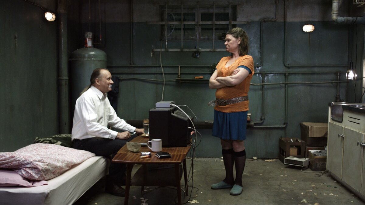 Условие проживания в подвале для бывшего заключенного - спать с квартирной хозяйкой