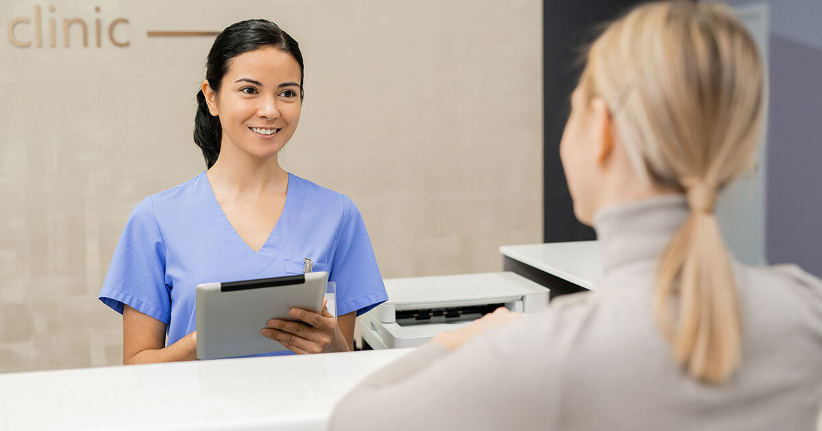 Автор статьи: Оксана Мосеева,  сделала гигиеническую чистку зубов по полису ОМС
