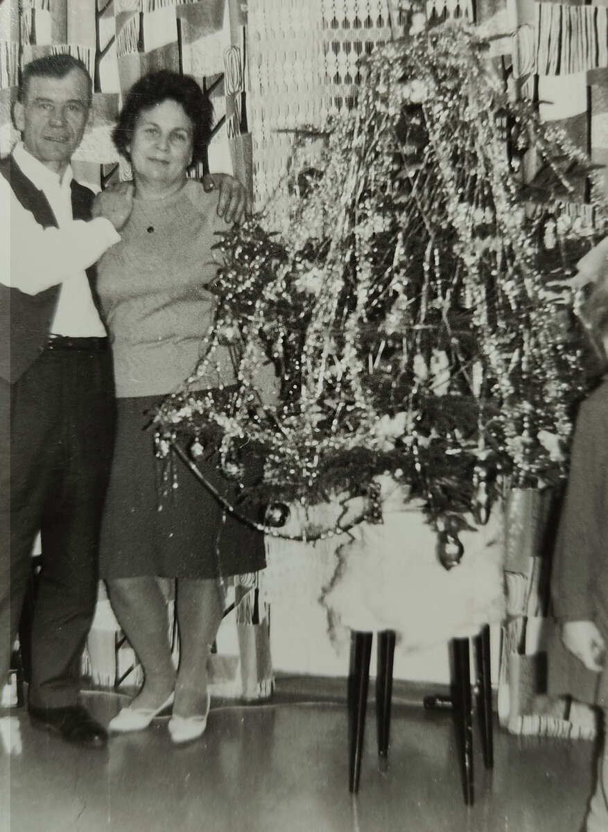 Разные мнения о жизни в СССР рождают множество слухов. Одно можно сказать точно - время было не однозначное. Я тогда был ещё ребенком и не мог оценить всего происходящего вокруг себя.-7