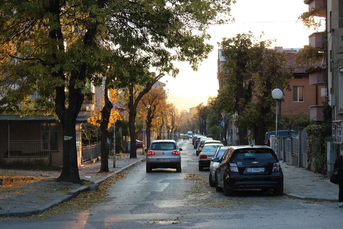 Одна из нешироких улиц Благоевграда. Ноябрь 2021 г. 