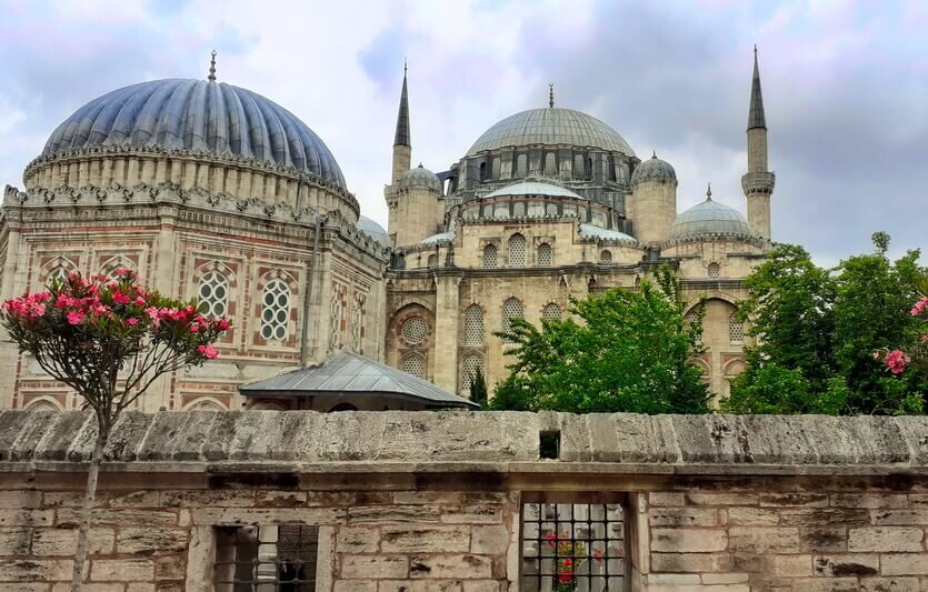 «Эта мечеть будет стоять вечно!» – заявил однажды Мимар Синан, главный архитектор Сулеймание. С тех пор его творение называют главным украшением Стамбула.-2