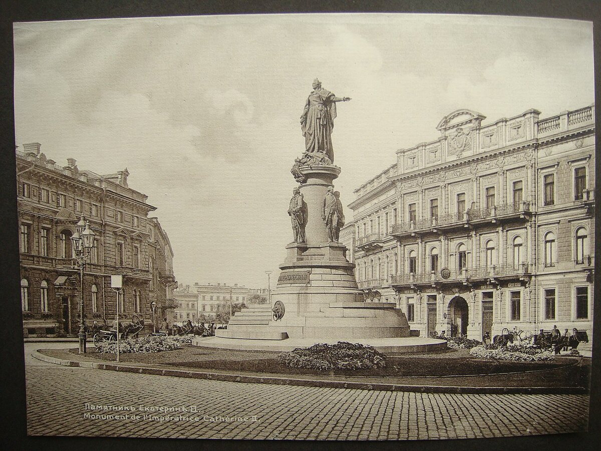 Фотография начала XX века с видом Екатерининской площади в Одессе. На заднем плане справа видны дома (ныне пл. Екатерининская д. 6 и д. 8) в которых располагалась Одесская чрезвычайка и проживали её руководители в 1919—1920 годах. Слева виден дом № 7 — комендатура и тюрьма ЧК